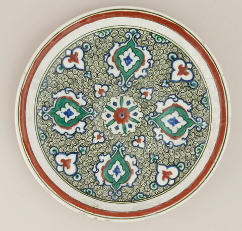 Plat sur piédouche à décor floral, image 1/1