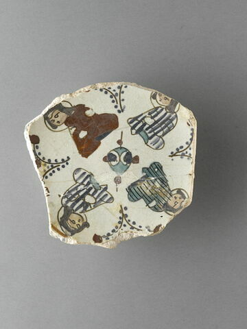 Fond de plat aux quatre personnages assis, image 1/6