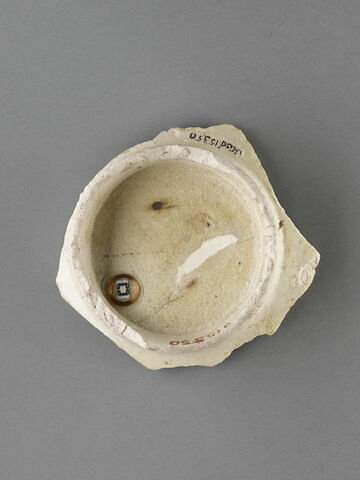 Fond de plat aux quatre personnages assis, image 2/6