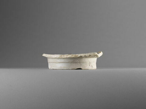 Fond de plat aux quatre personnages assis, image 3/6