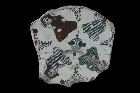 Fond de plat aux quatre personnages assis, image 4/6