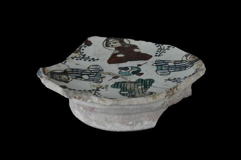 Fond de plat aux quatre personnages assis, image 5/6