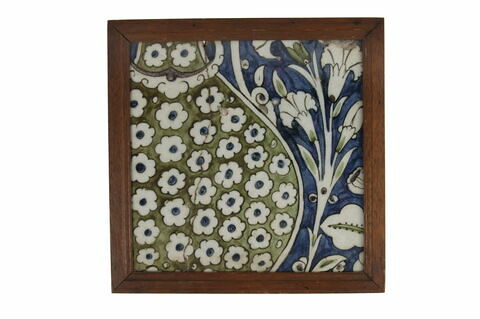 Carreau au vase décoré de fleurettes et jardin d'oeillets sur fond bleu sombre, image 2/2