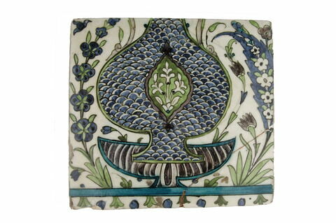 Carreau au vase écailleux dans un bassin sur fond de jardin, image 2/2