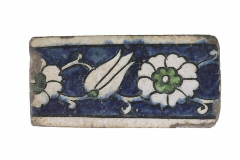 Carreau de bordure au rinceau porteur de rosettes et d'une tulipe sur fond bleu, image 2/2