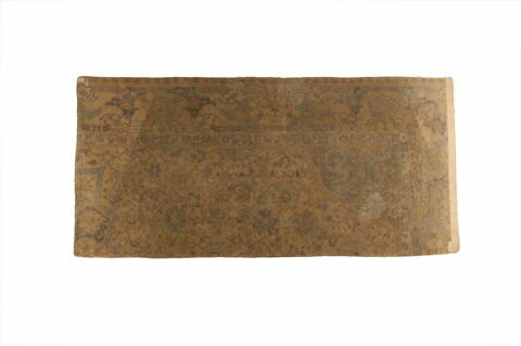 Fragment de tapis à décor de médaillons à bords découpés compris dans des rinceaux, image 2/2