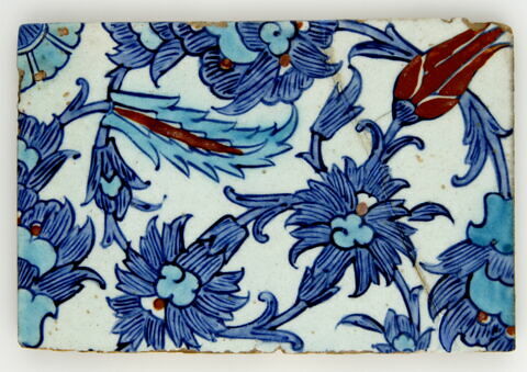 Carreau à décor saz et tulipes, image 1/2