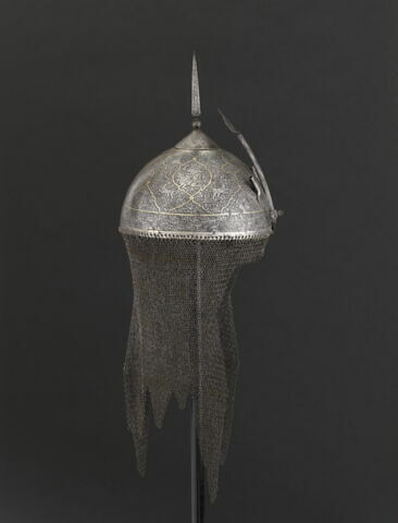 Casque à scènes figurées et réseau d'or, image 7/10