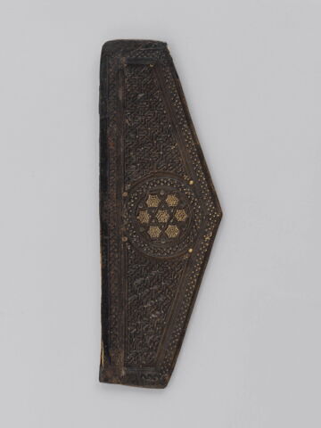 Rabat de reliure à médaillon central enfermant une torsade et des entrelacs, image 1/4