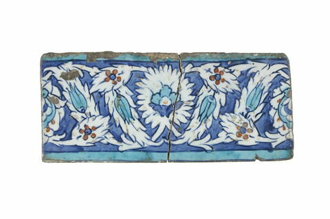 Carreau de bordure à décor de palmettes feuillues et de feuilles dentelées décorées de tulipes sur fond bleu, image 2/2