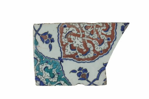 Fragment de carreau aux mandorles meublées de tchi, image 1/1