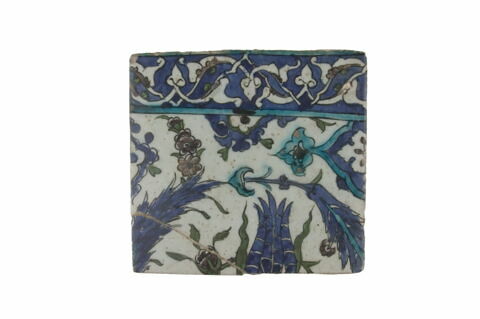 Carreau de bordure (latéral gauche ou droit) d'une composition aux longues feuilles saz et gerbes de fleurs bordée d'une frise de palmettes et de fleurons en réserve sur fond bleu cobalt, image 2/2