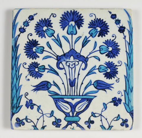 Carreau aux vases d'oeillets à décor de tulipes et noeud bleu, image 1/1