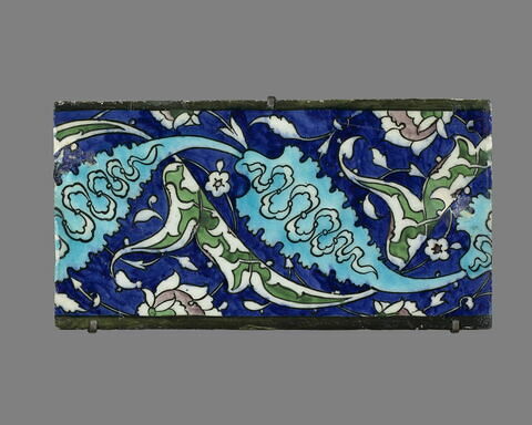 Carreau de frise aux longues feuilles dentelées et aux fleurons rumis, image 1/4