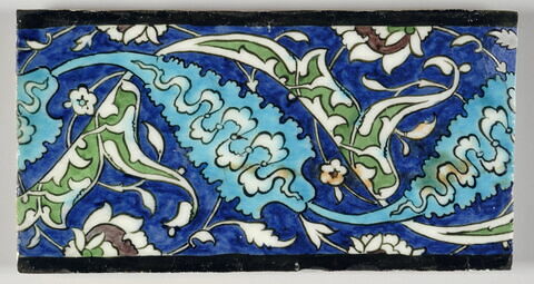 Carreau de frise aux longues feuilles dentelées et aux fleurons rumis