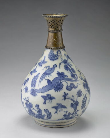 Bouteille à décor de paysage peuplé d'oiseaux et de personnages, image 2/20