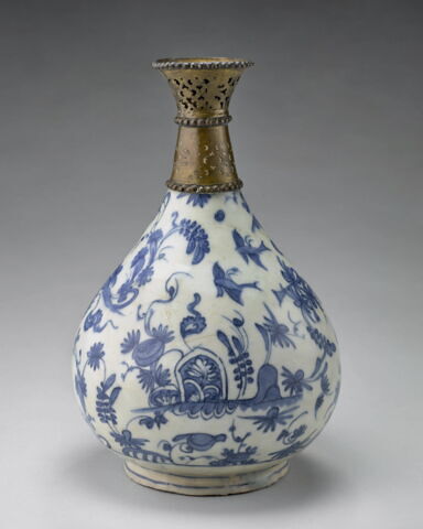 Bouteille à décor de paysage peuplé d'oiseaux et de personnages, image 3/20