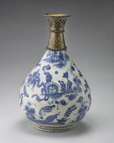 Bouteille à décor de paysage peuplé d'oiseaux et de personnages, image 4/20