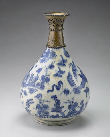 Bouteille à décor de paysage peuplé d'oiseaux et de personnages, image 1/20