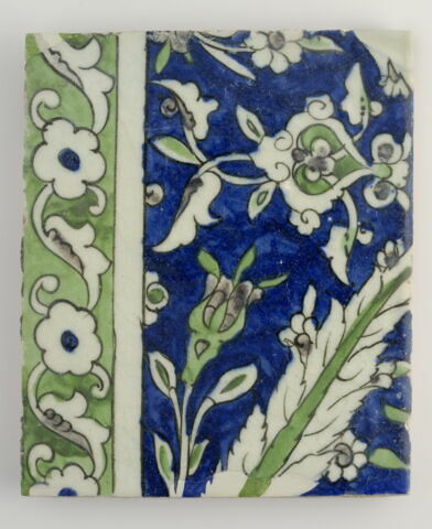 Carreau de bordure d'un panneau aux longues feuilles saz, cernée d'une bordure à fond vert, image 1/2