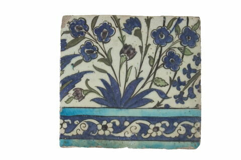 Carreau de bordure (registre inférieur) d'une composition florale, bordée d'une frise de fleurettes et de palmettes sur fond bleu cobalt, image 2/2