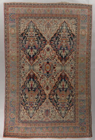 Tapis à médaillons losangés lobés, meublés de motifs floraux, image 1/1