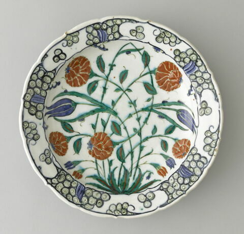 Plat à décor d'oeillets et de tulipes aux tiges cassées, image 1/7