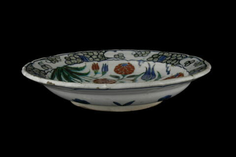 Plat à décor d'oeillets et de tulipes aux tiges cassées, image 3/7