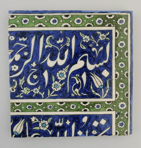 Carreau participant à un double cadre inscrit sur fond bleu sombre fleuri. Bordure de fleurettes sur fond vert, image 1/3