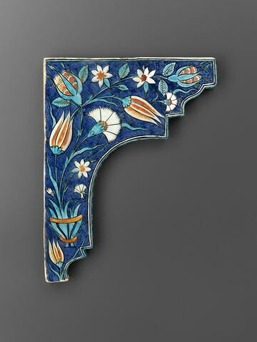 Ecoinçon aux quatre fleurs dans un vase sur fond bleu, image 1/3