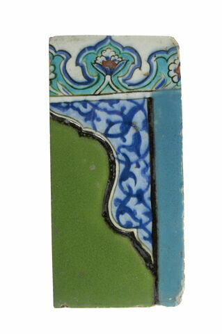Carreau une niche de mihrab à décor de fleurons bifides rumi et bordure de fleurons (droite)