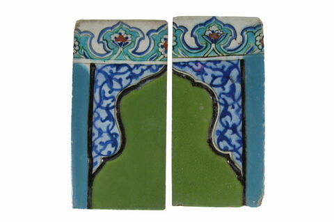 Deux carreaux formant une niche de mihrab à décor de fleurons bifides rumi et bordure de fleurons