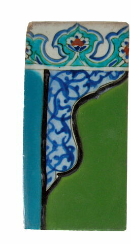 Carreau d'une niche de mihrab à décor de fleurons bifides rumi et bordure de fleurons (gauche), image 1/1