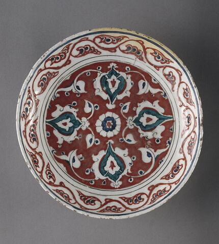 Plat aux palmettes et rumi sur fond rouge tomate, image 5/8