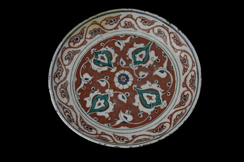 Plat aux palmettes et rumi sur fond rouge tomate, image 6/8