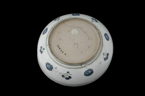 Plat aux palmettes et rumi sur fond rouge tomate, image 8/8