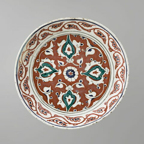 Plat aux palmettes et rumi sur fond rouge tomate, image 1/8