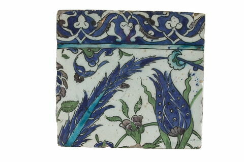 Carreau de bordure (latéral gauche ou droit) d'une composition aux longues feuilles saz et gerbes de fleurs bordée d'une frise de palmettes et de fleurons en réserve sur fond bleu cobalt, image 2/2