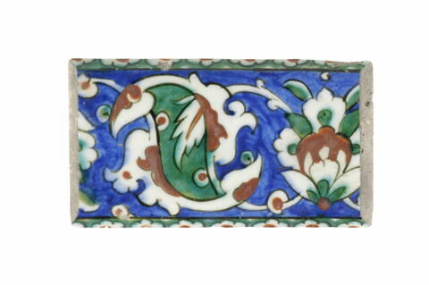 Carreau de bordure à rinceaux décorés de fleurons bifides et de fleurs saz, image 1/1
