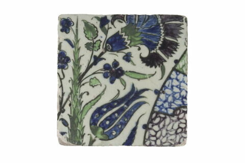 Carreau provenant d'un panneau orné d'une arcade et de motifs végétaux, image 1/1