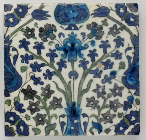 Carreau à la quinconce de vases fleuronnés fleuris aux rhauts de turquoise, image 1/2
