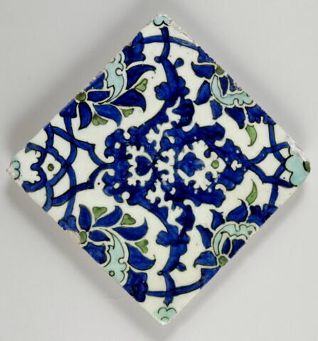 Carreau à décor de fleurs de lotus et de fleurons dentelés, image 1/2