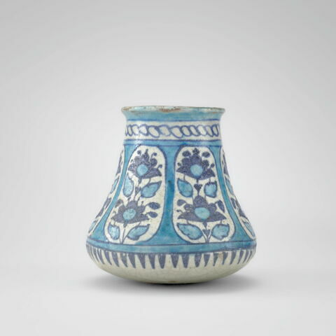 Vase aux arcatures fleuries, image 2/3