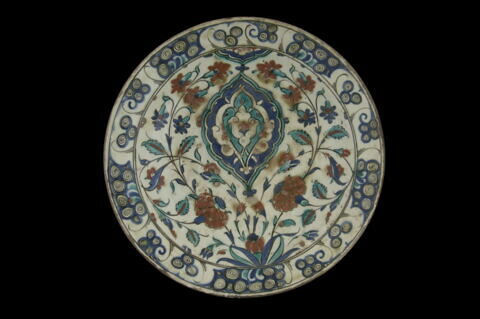 Plat au motif ogival encadré de fleurs variées, image 2/4