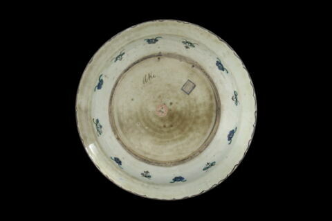 Plat au motif ogival encadré de fleurs variées, image 3/4