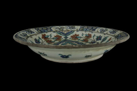 Plat au motif ogival encadré de fleurs variées, image 4/4