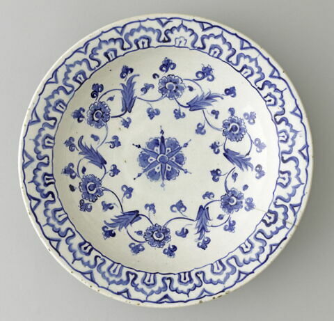 Plat à motifs dit 
