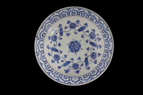 Plat à motifs dit 