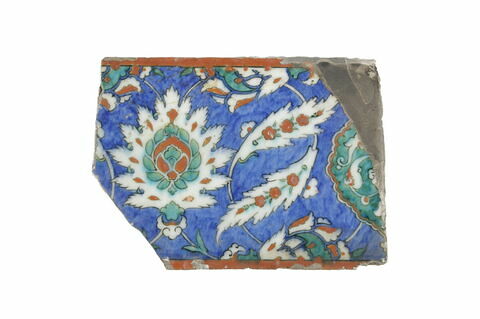 Carreau à la palmette feuillue, au médaillon décoré de fleurons bifides rumi et de feuilles dentelées sur fond bleu, image 1/1