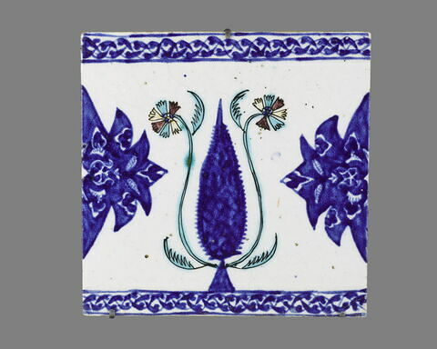 Frise de carreaux à décor de cyprès encadrés de deux tiges d'oeillets, image 1/1